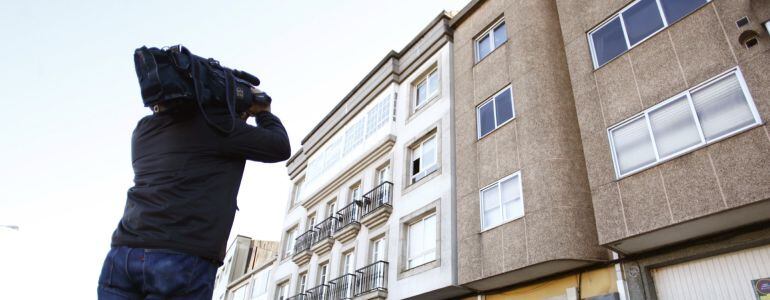 Edificio en el que vivía uno de los detenidos presuntamente relacionados con Dáesh en Arteixo