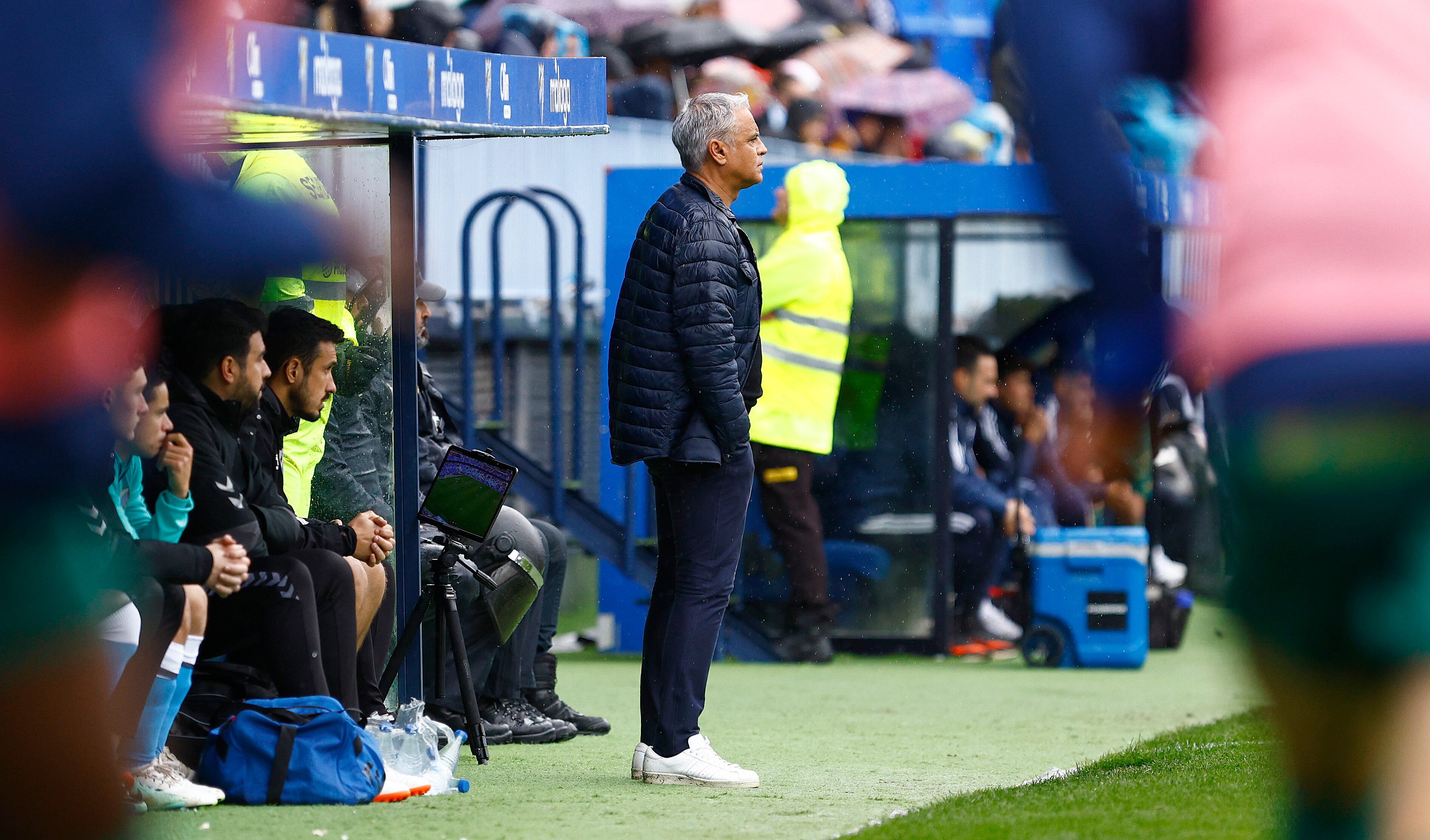 Pellicer observa el partido del Málaga contra el Linares desde la banda de La Rosaleda