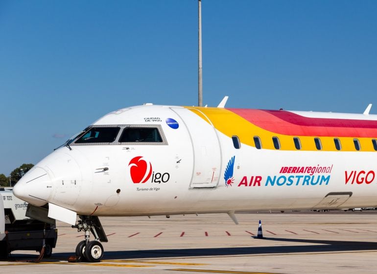 Aeronave CRJ900 de Air Nostrum con el nombre de Vigo sobreimpresionado en varias partes del lateral