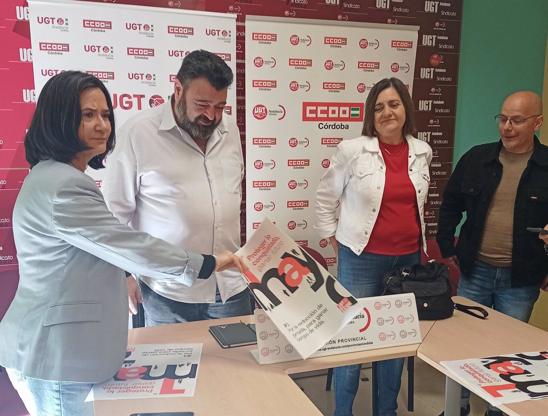 Vicente Palomares y Marina Borrego, junto a compañeros de ambos sindicatos (EP)