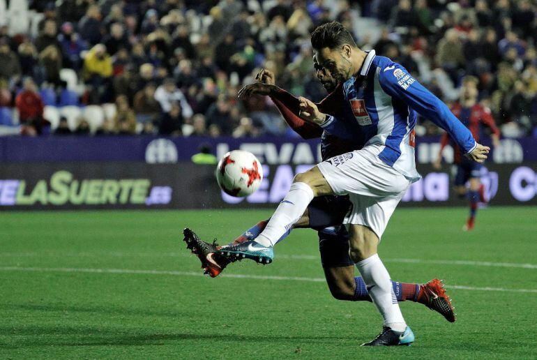 El delantero del RCD Espanyol, Sergio García, disputa un balón con el estadounidense del Levante, Shaq Moore.