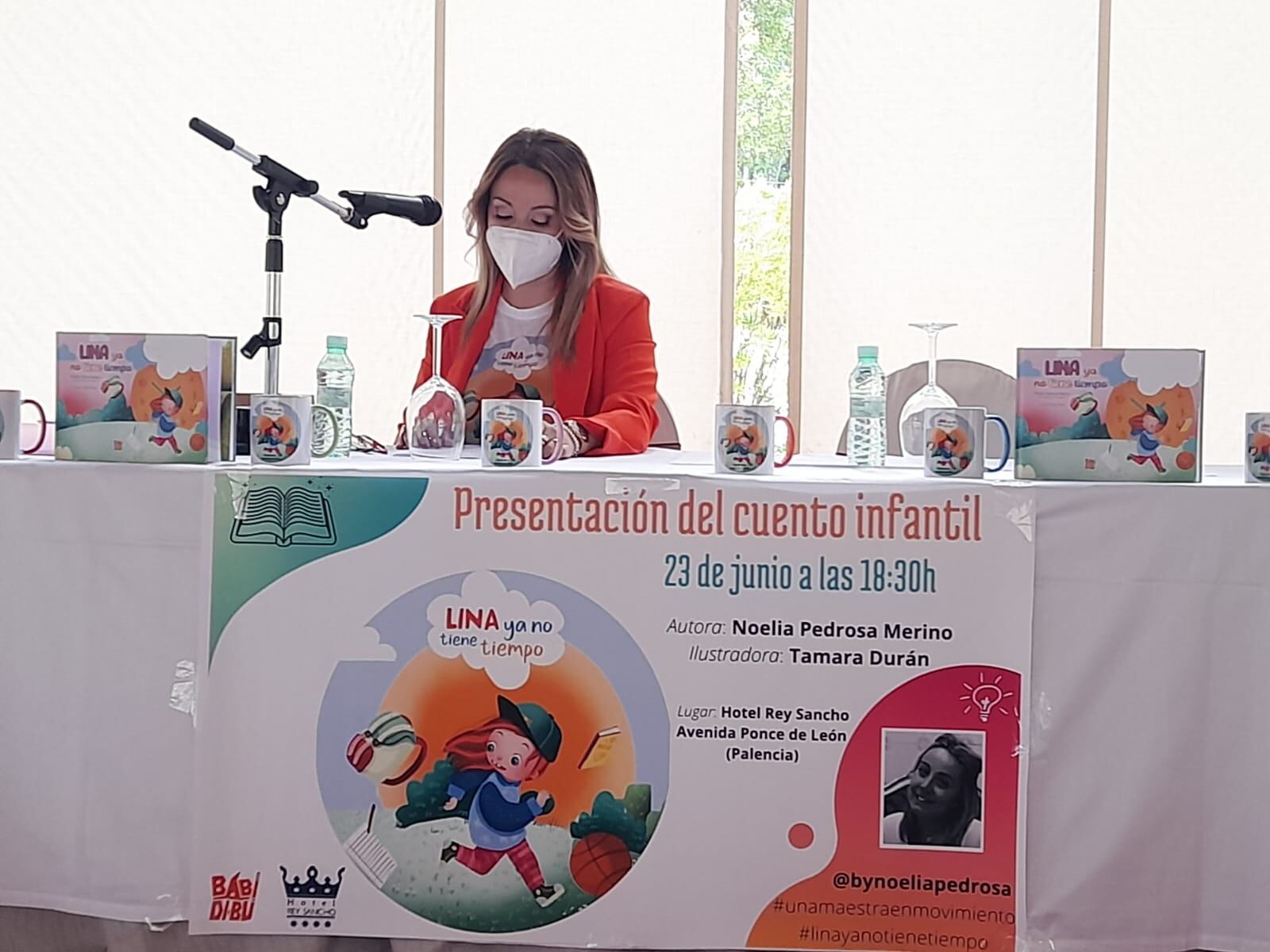 Noelia Pedrosa Merino en la presentación de un cuento infantil del que es autora