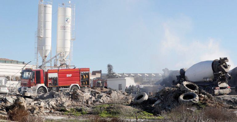 Efectivos de Bomberos trabajando en las instalaciones de una nave de fabricación de cemento en el polígono &#039;El Esparragal&#039; 