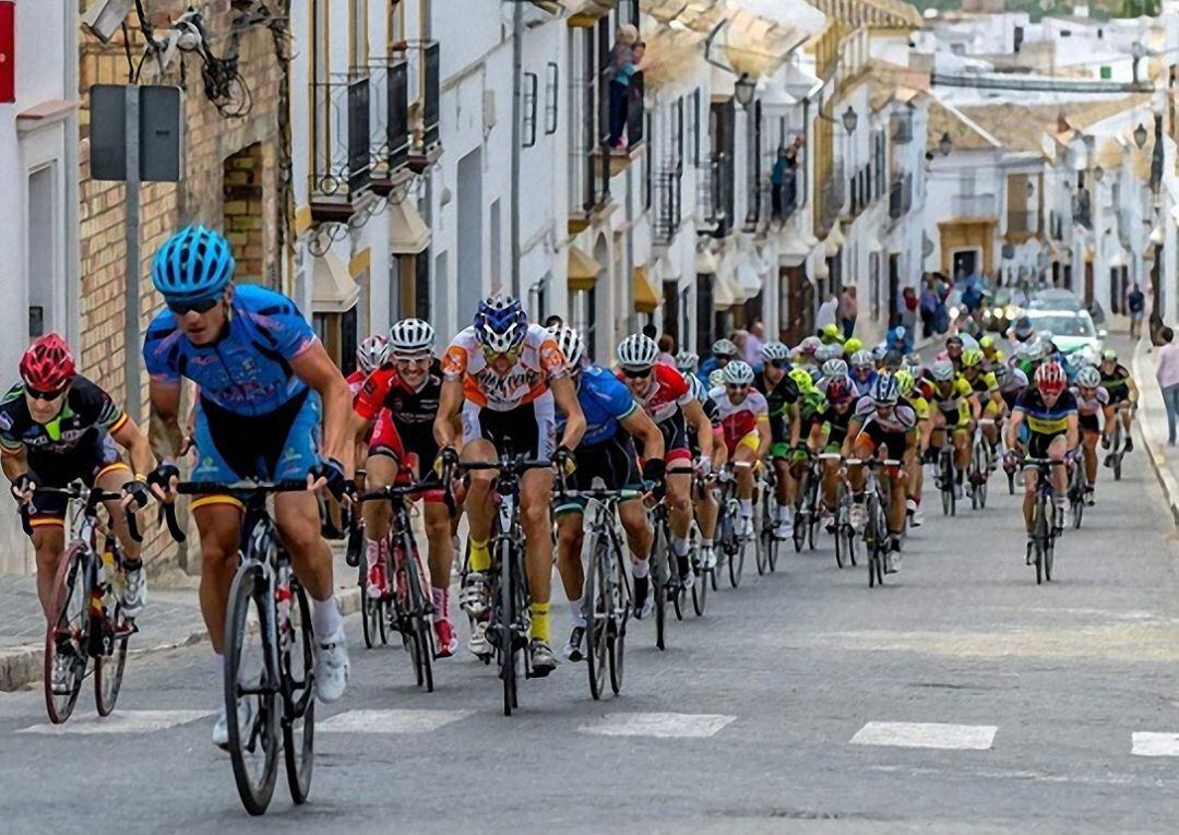 Ciclistas participantes en una edición anterior de la Vuelta Ciclista a Andalucía.