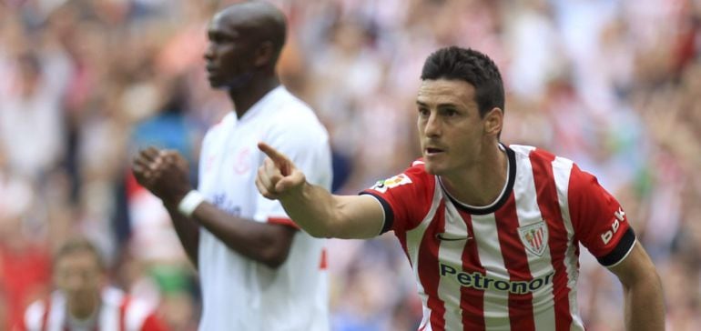 El delantero del Athletic de Bilbao, Aritz Aduriz, celebra el primer gol de su equipo ante el Sevilla FC en partido correspondiente a la décima jornada de liga de Primera División disputado en el campo de San Mamés