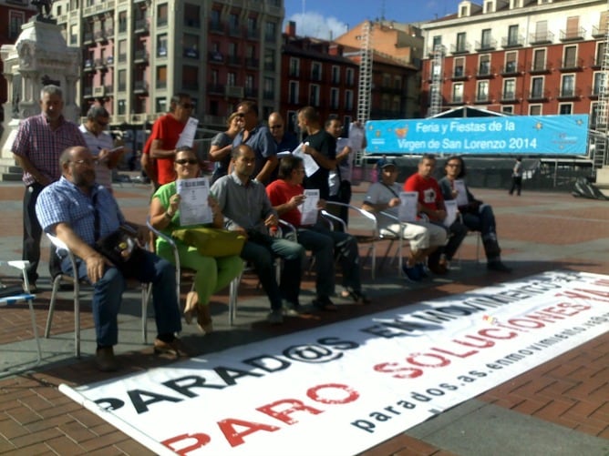 Imagen de las "sillas del hambre" en la Plaza Mayor de Valladolid