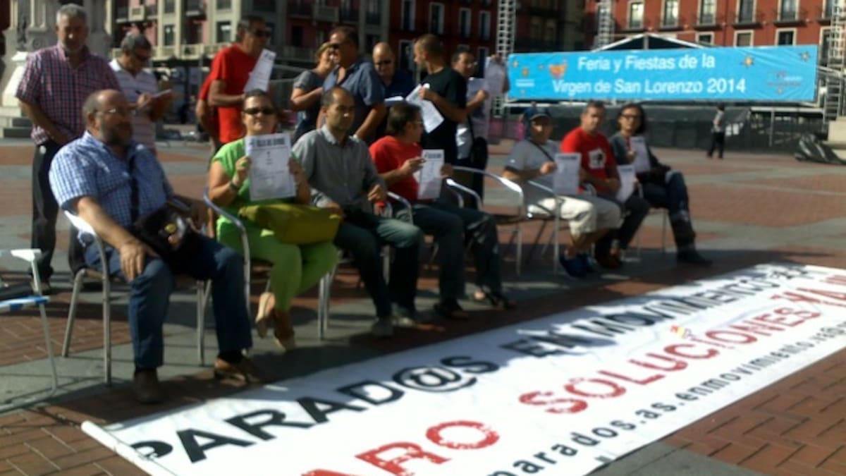 Los parados denuncian los problemas de las familias a través de las "sillas del hambre"