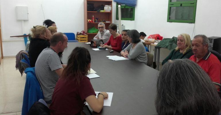 Asistentes a la reunión convocada por la Asociación Andaluza de Barrios Ignorados.