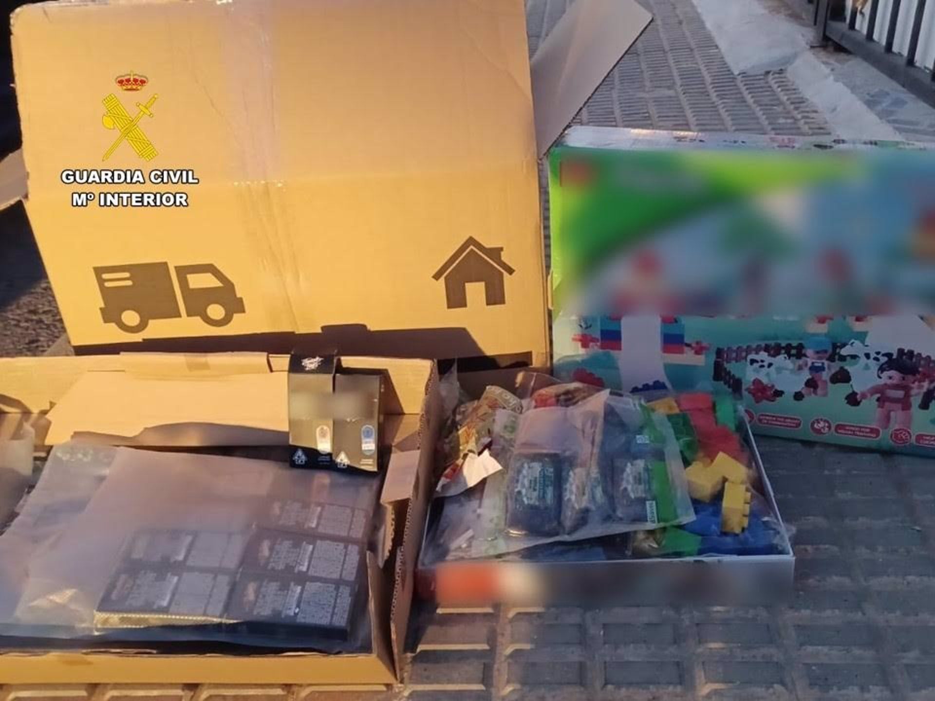 Dos detenidos en Orihuela Costa acusados de tráfico de drogas que ocultaban en cajas de juguetes.