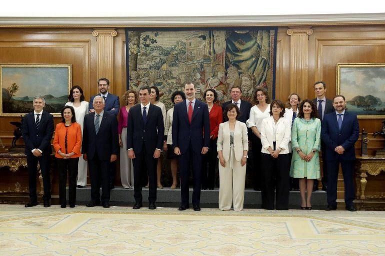 Los miembros del nuevo gobierno después de la toma de posesión ante el Rey Felipe VI