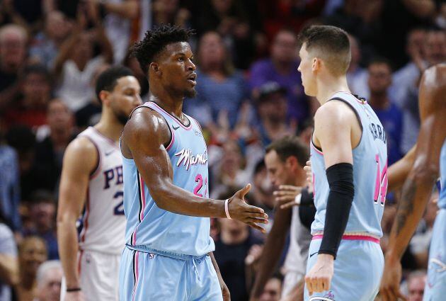 Butler y Herro se felicitan durante un partido de la presente temporada