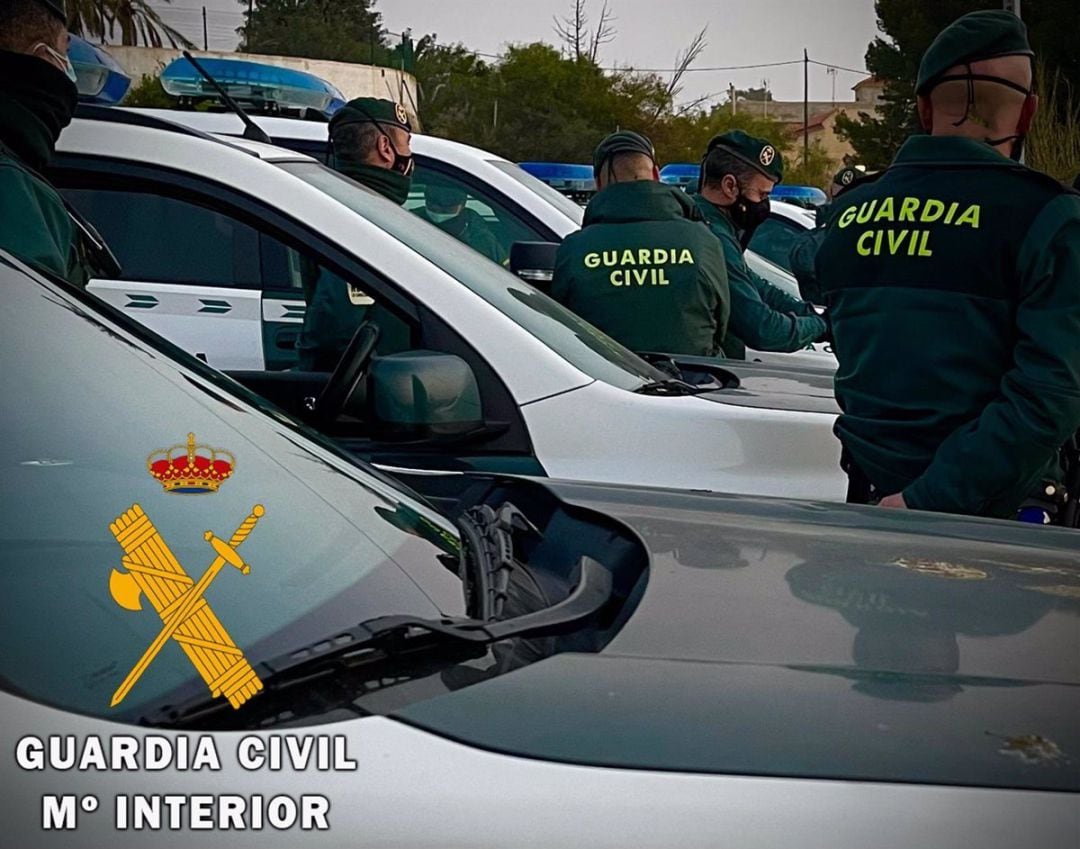 Coches de la Guardia Civil en un operativo.