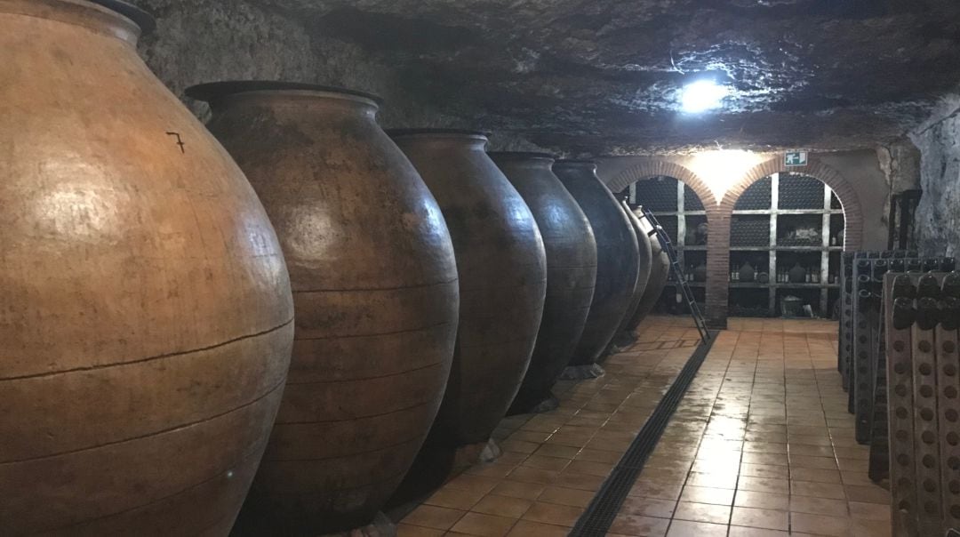 Tinajas situadas en la cueva de la Bodega de las Estrellas de Valdepeñas (Ciudad Real) 