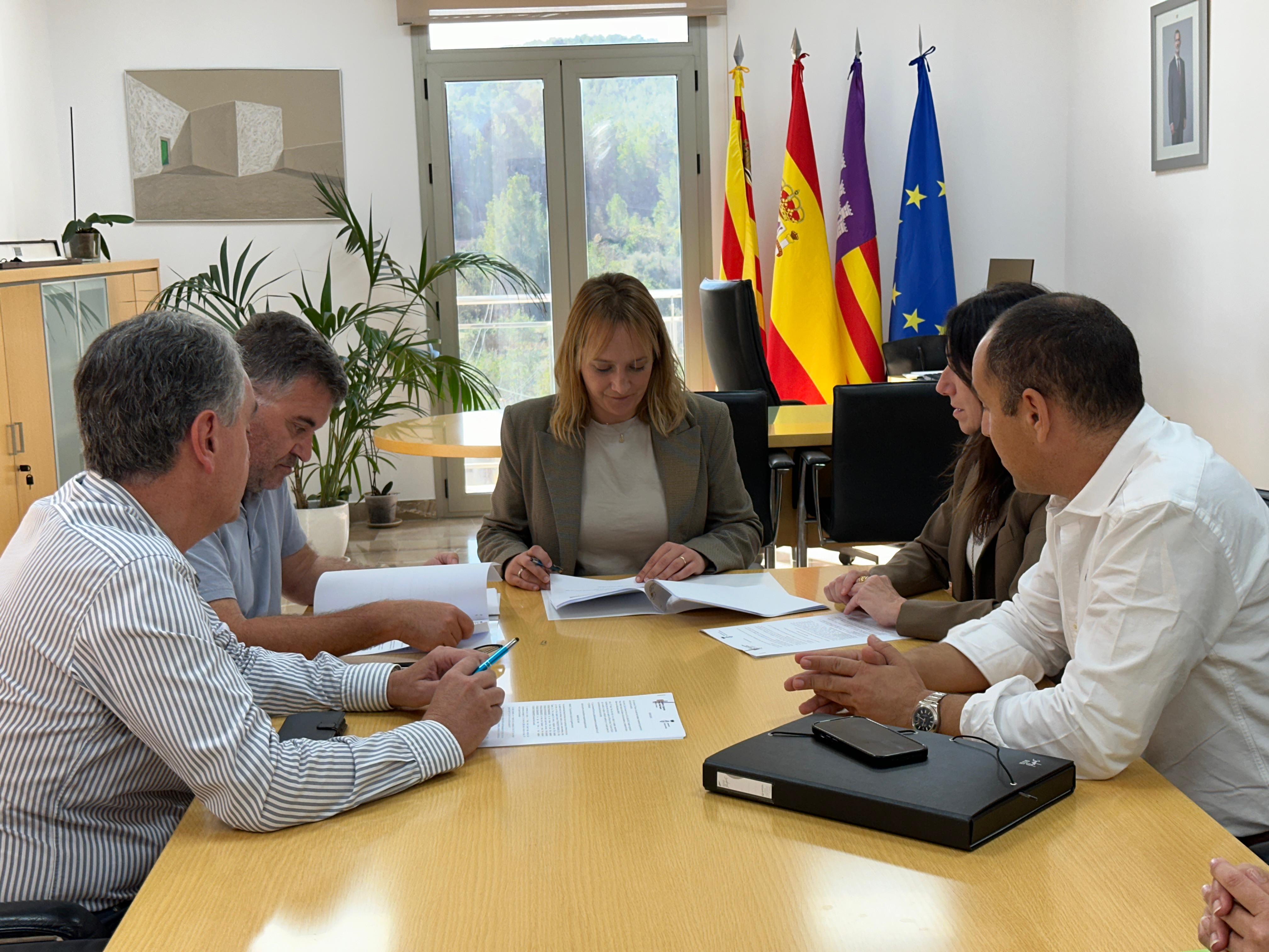 Un momento durante la firma del convenio