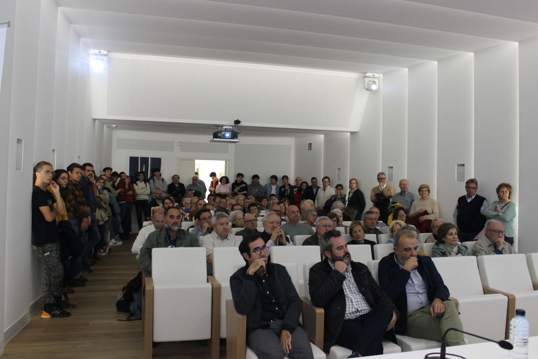 Imagen general del salón de actos de la Fundación Mutua Levante al inicio del acto