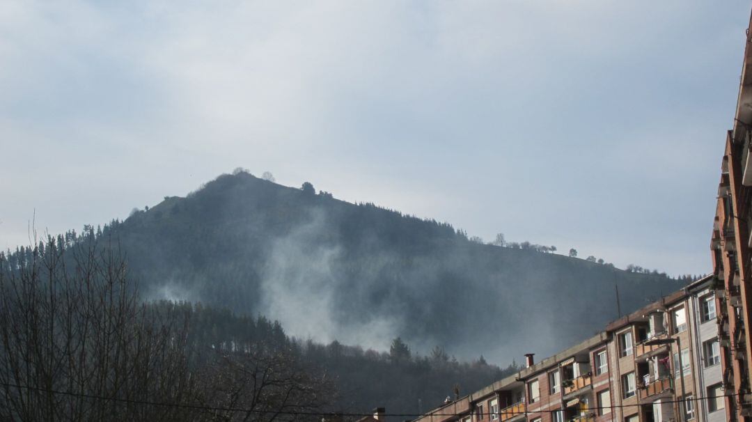 Imagen del humo que sale del incendio del vertedero de Zaldibar