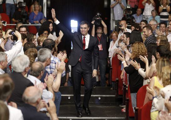 El secretario general del PSOE, Pedro Sánchez, saluda a su llegada esta mañana a la reunión extraordinaria del Comité Federal del partido.