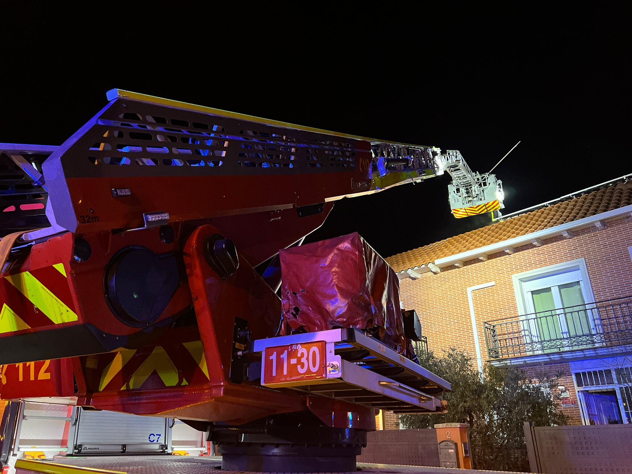 Bomberos de la Comunidad de Madrid lograron extinguir las llamas que afectaron la totalidad de la buhardilla del inmueble