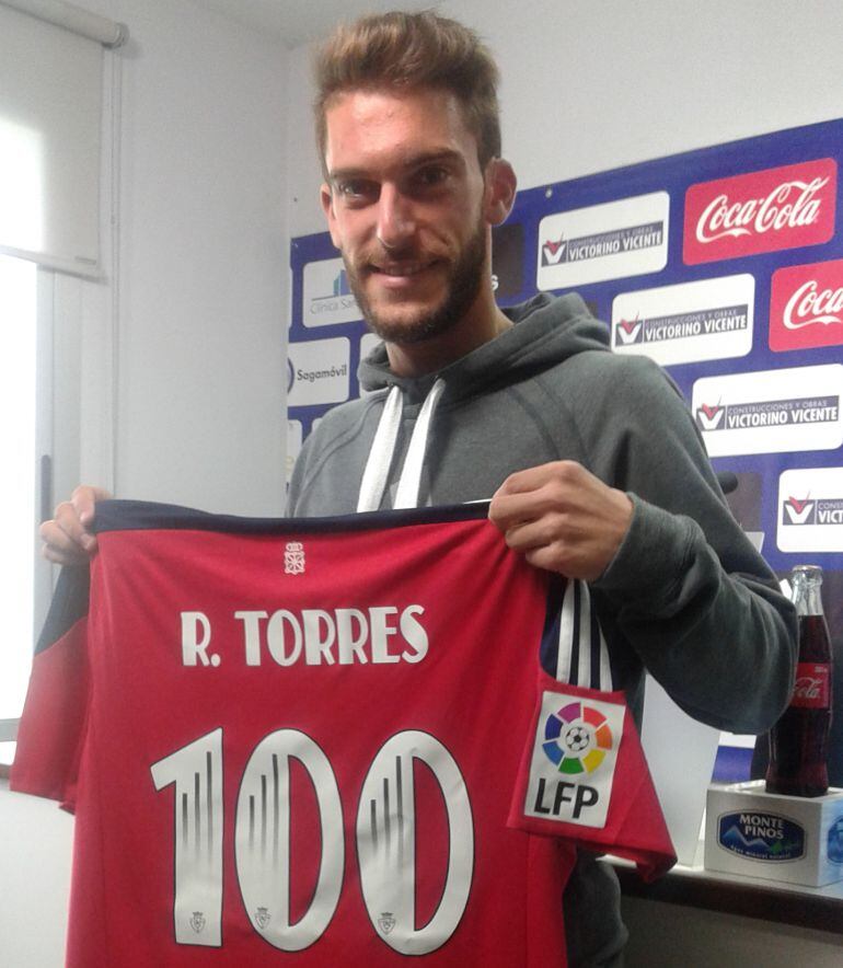 El máximo asistente y goleador rojillo Roberto Torres tras cumplir su partido 100 con Osasuna