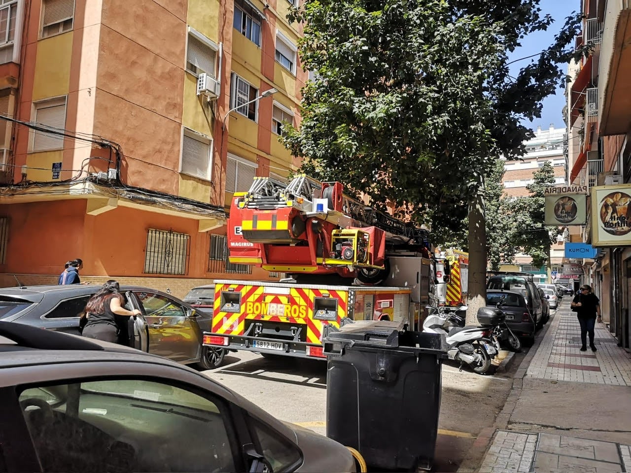 Un momento de la actuación de los bomberos de Málaga en la calle Blanco Coris