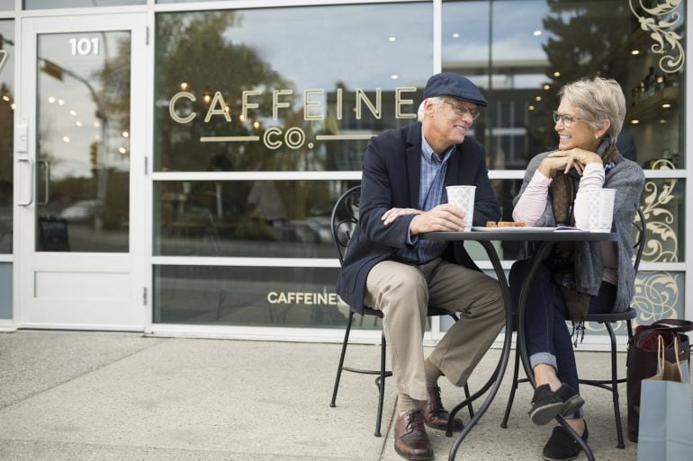 Pareja tomando cafe en una terraza