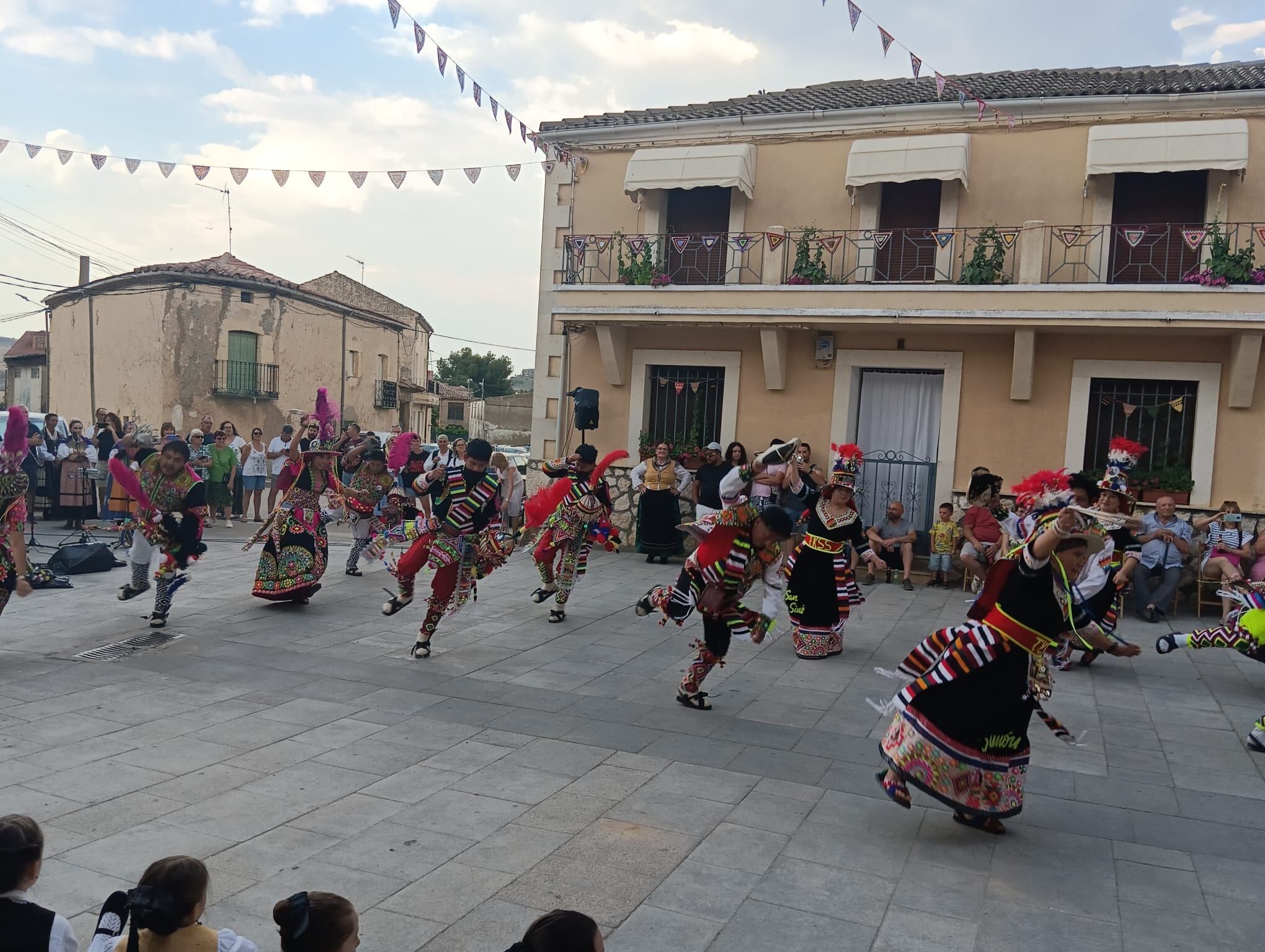 Actuación del colectivo boliviano &#039;Fraternidad Folklórica Tinkus San Simón Filial&#039; en el último Festival de Folklore de Adrada de Haza, el 27 de julio