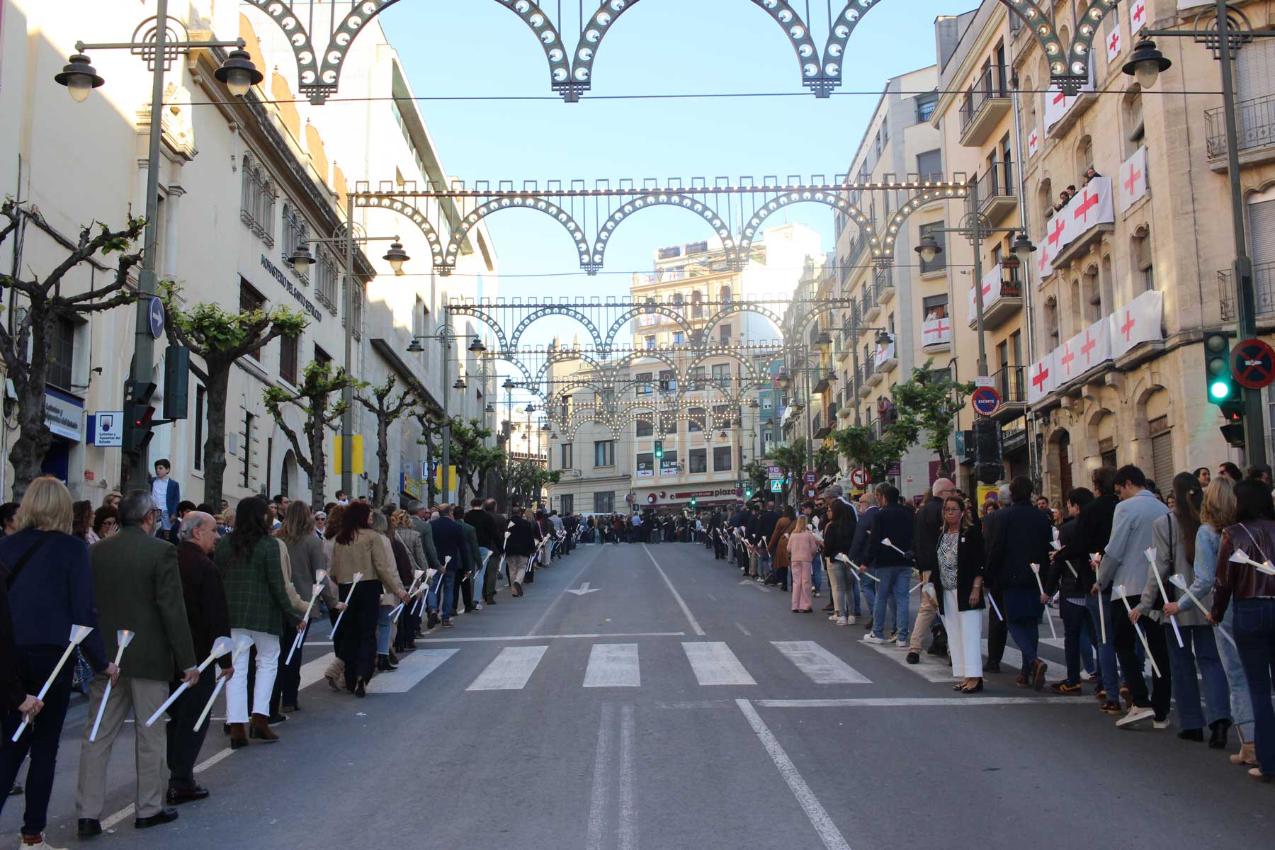 Imagen de la calle Santo Tomás con una pequeña parte de los numerosos participantes en la procesión