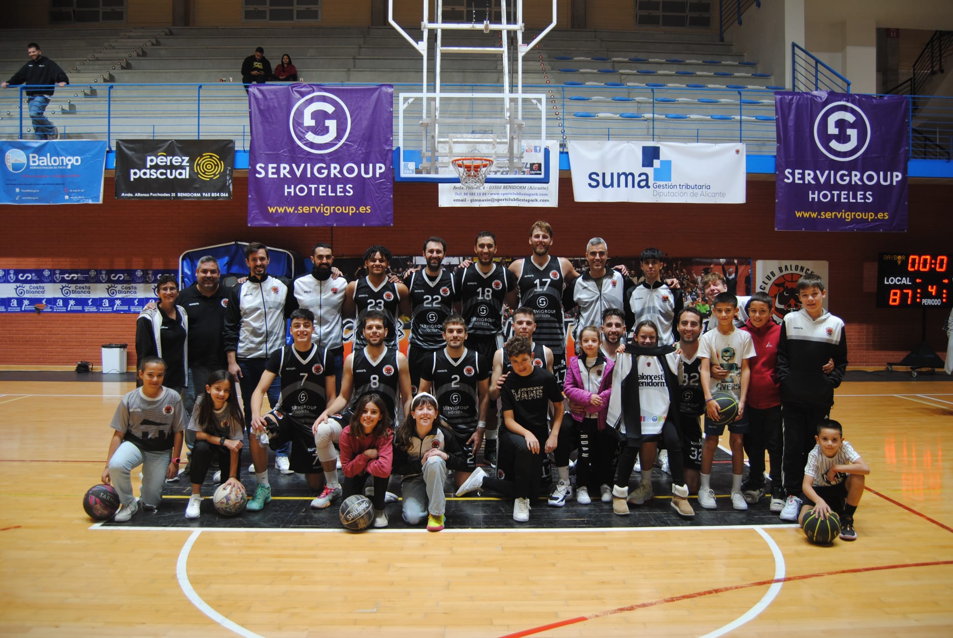 Imagen de familia del equipo tras su triunfo ante el Gandía