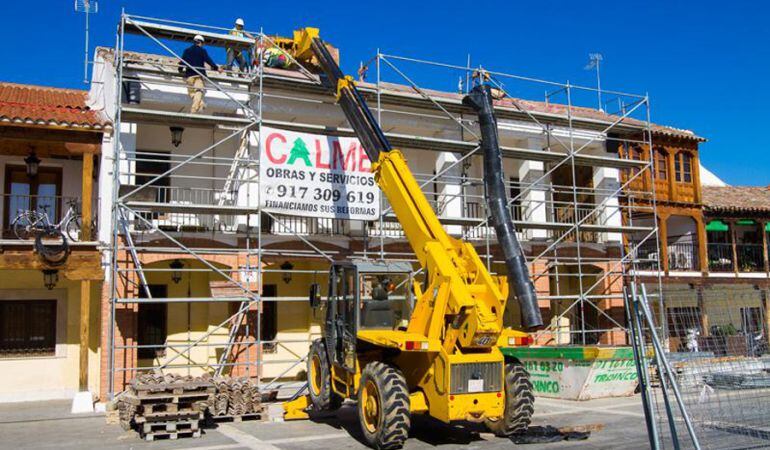 Las grúas trabajando en la fachada