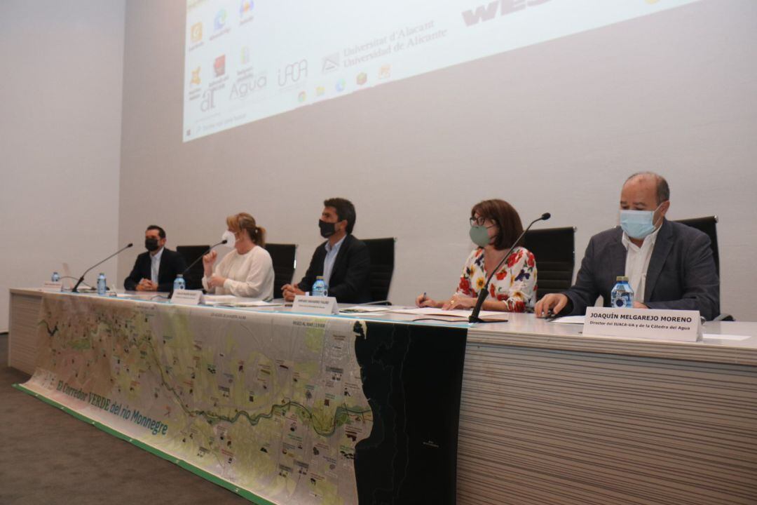 Joaquín Melgarejo, director del IUACA (d), junto con la rectora de la UA, Amparo Navarro, el presidente de la Diputación, Carlos Mazón (c) y la diputada provincial de Ciclo Hídrico, Ana Serna.