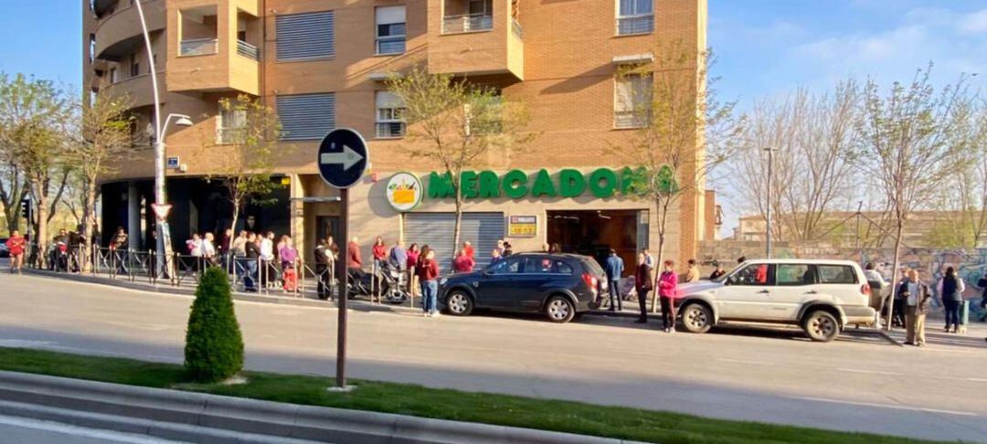 Colas antes de la apertura de un popular supermercado de la capital, en la Avenida de Andalucía.