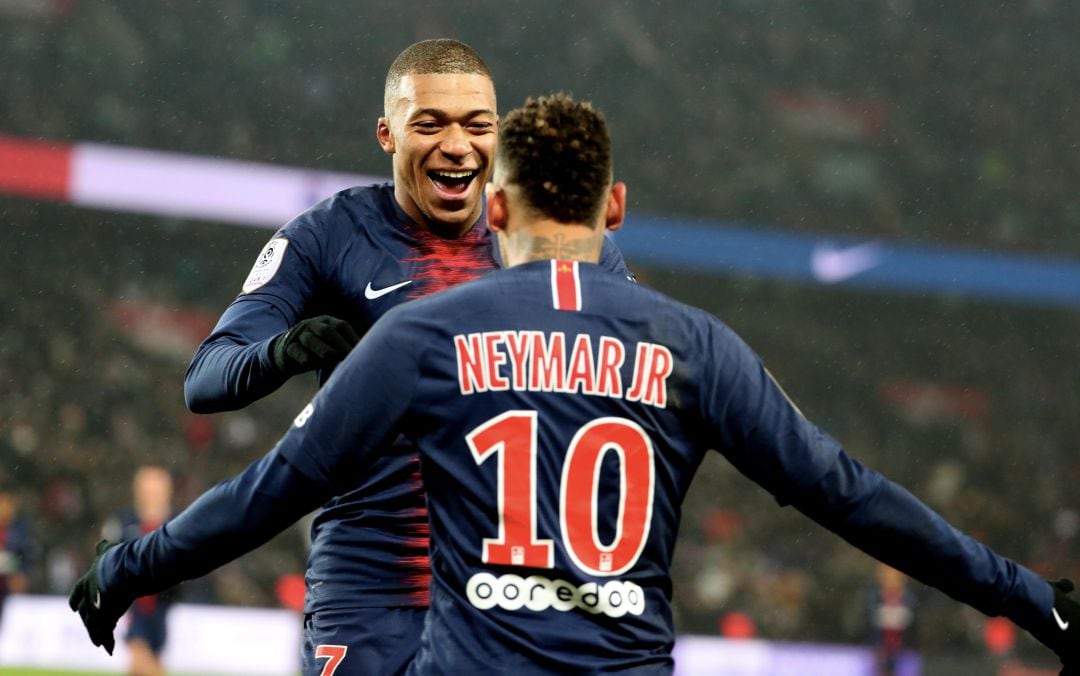 Kylian Mbappe y Neymar Jr celebran un gol ante el Guingamp.