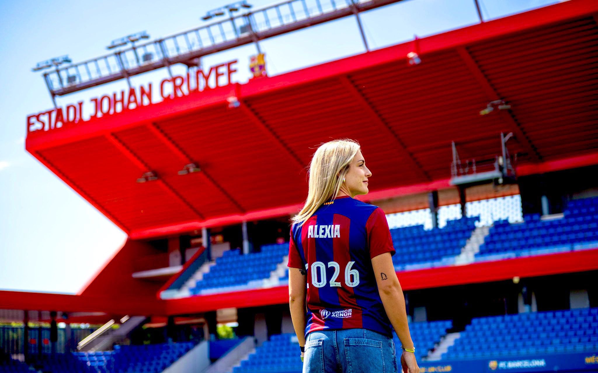 Alexia Putellas posa con la camiseta de renovación con el Barça