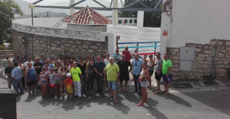 Concentración de vecinos del barrio El Tomillo.