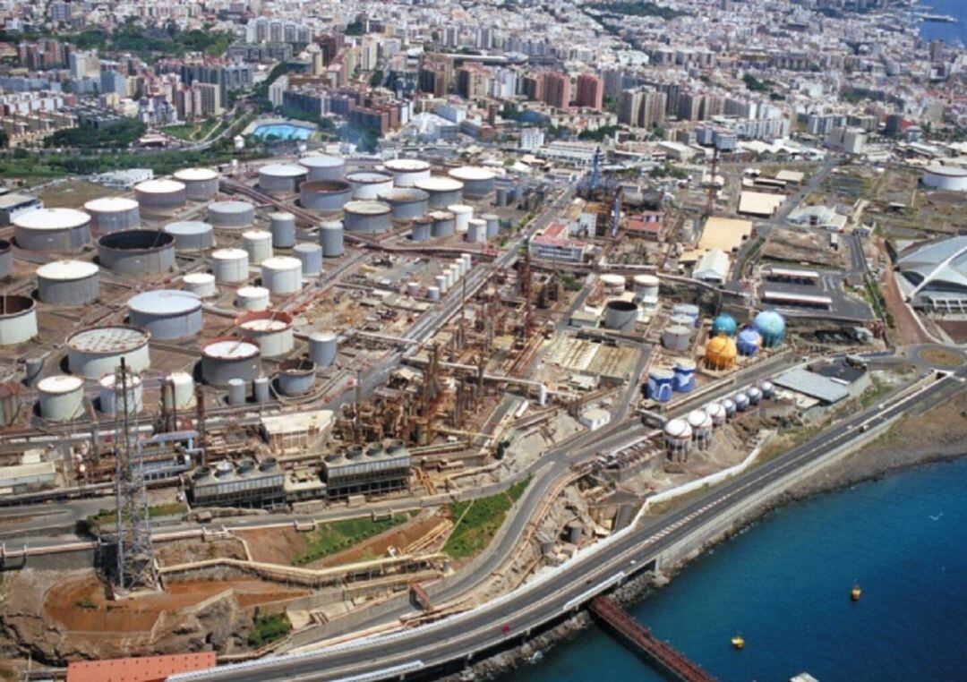 Panorámica de la refinería de Santa Cruz de Tenerife que ocupa gran parte del suelo del centro de la capital 