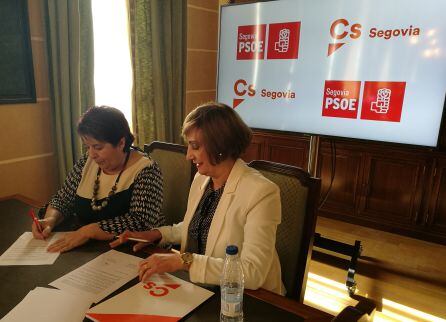 La alcaldesa Clara Luquero y la portavoz de Ciudadanos García Orejana firman el acuerdo para la aprobación de los presupuestos