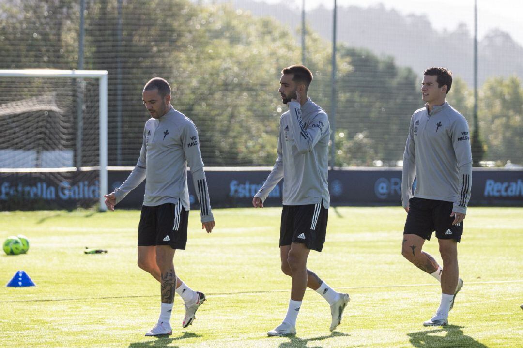Iago Aspas, Brais Méndez y Santi Mina durante un entrenamiento de pretemporada con el Celta.