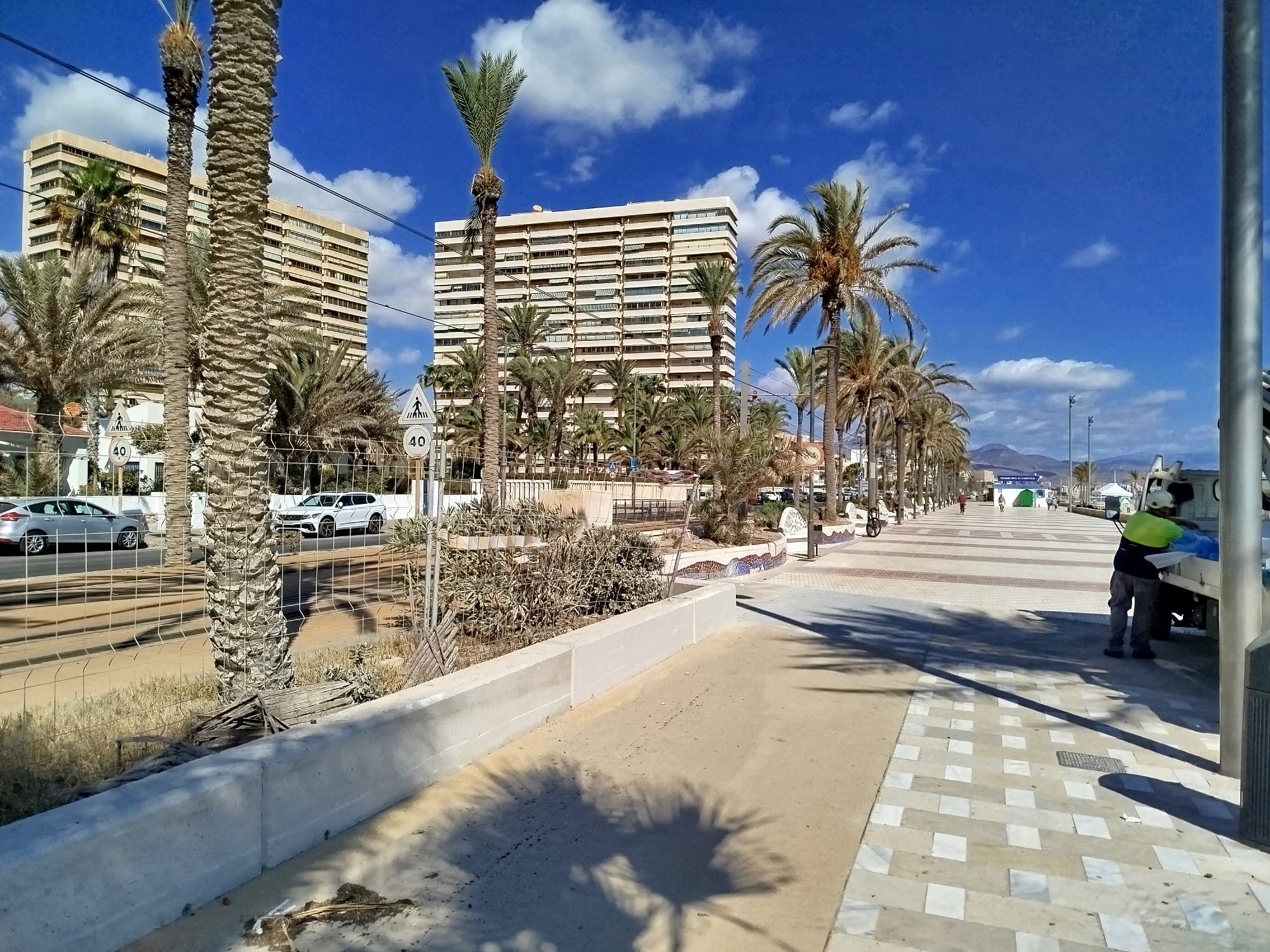 Fin del carril bici (en obras) en la playa de San Juan de Alicante al alcanzar el término municipal de El Campello