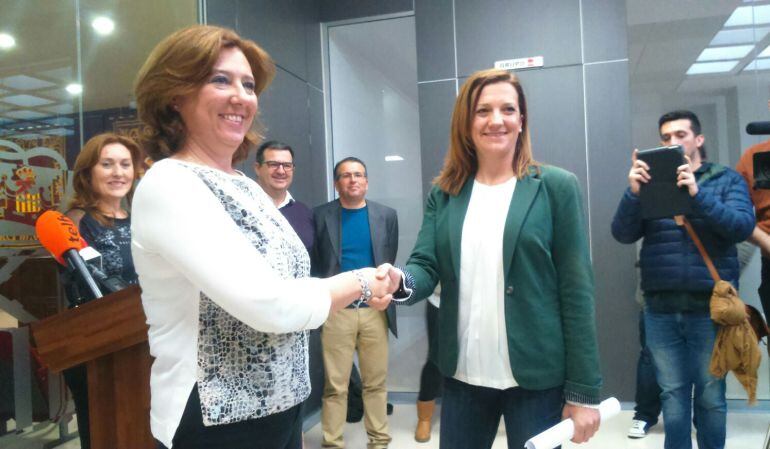 María Gómez, del PP, (izda.) y María Quiles, de Ciudadanos, han registrado una moción de censura en el Ayuntamiento de Almoradí