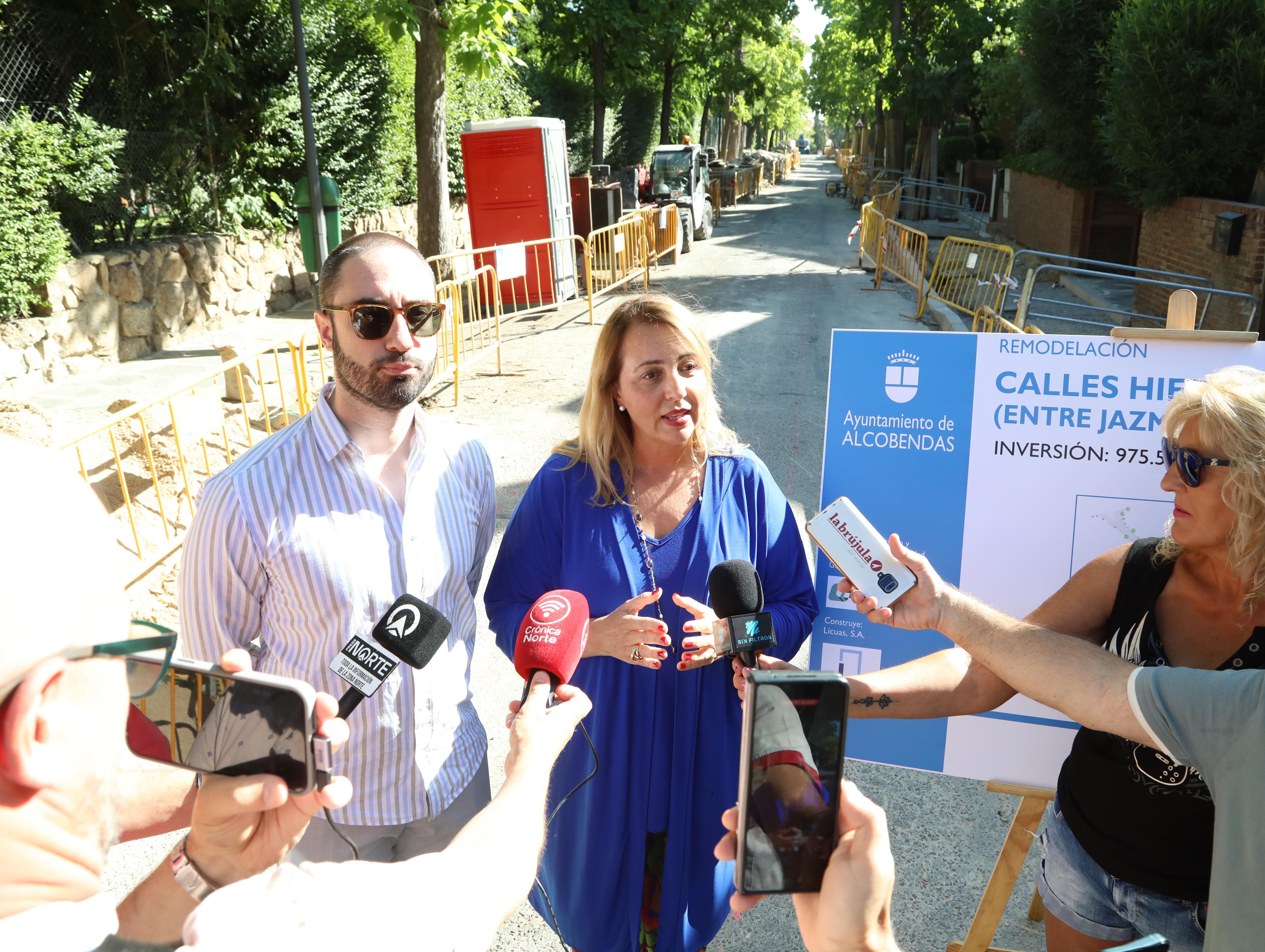 El concejal de Obras, Jesús Montero, y la concejala del Distrito Urbanizaciones, Cristina Capdevilla, han visitado las obras de remodelación de las calles Hiedra e Iris