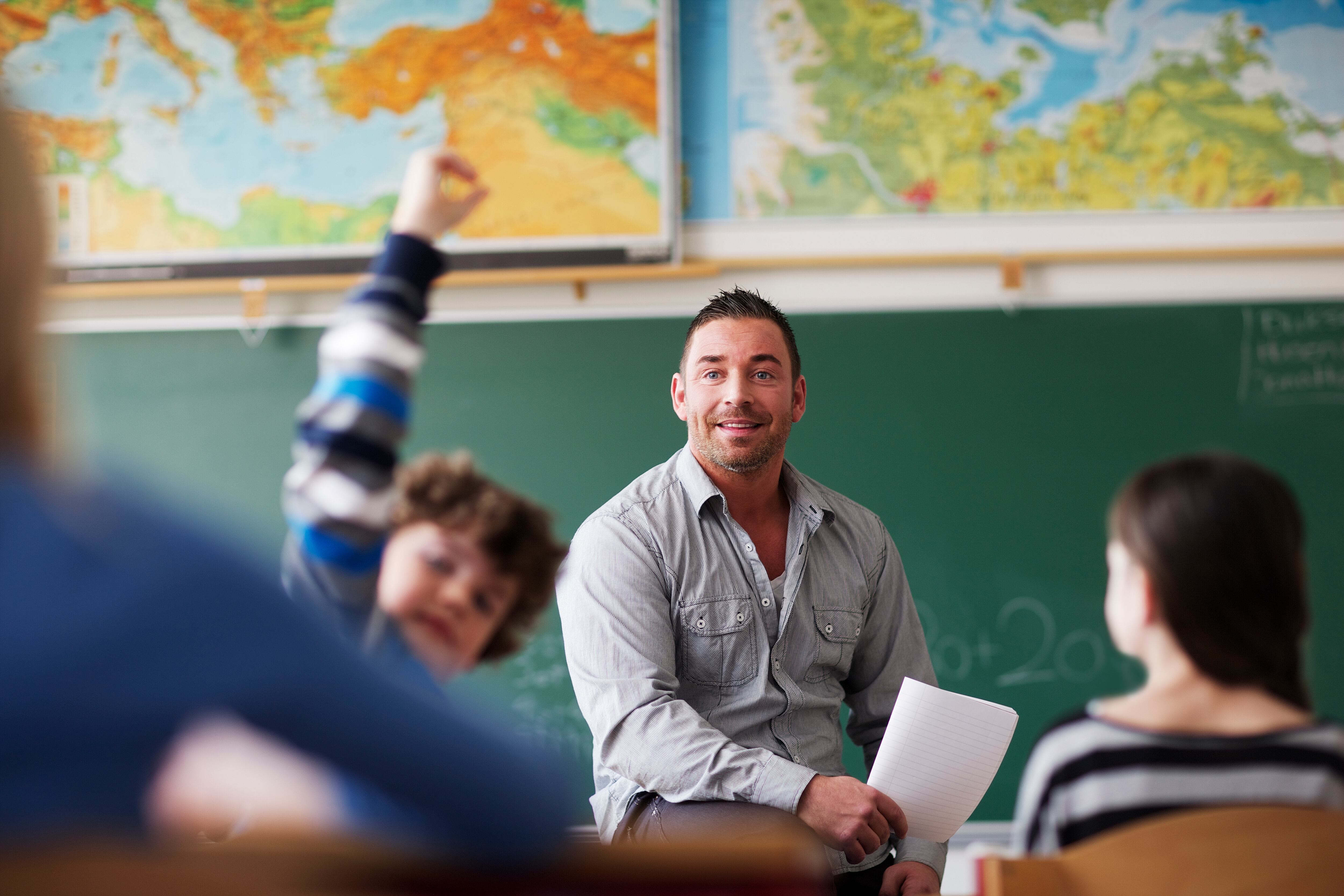 Un profesor imparte una clase de Primaria