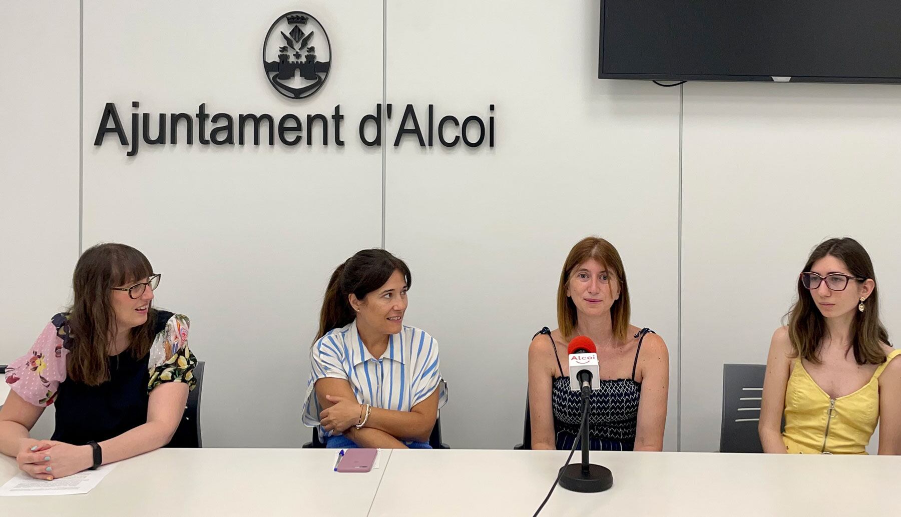 La presidenta del CAEHA, Elisa Beneyto, y la concejal de Turismo, Lorena Zamorano, junto a la presidenta del Grup de Danses Sant Jordi, Mariola Reig