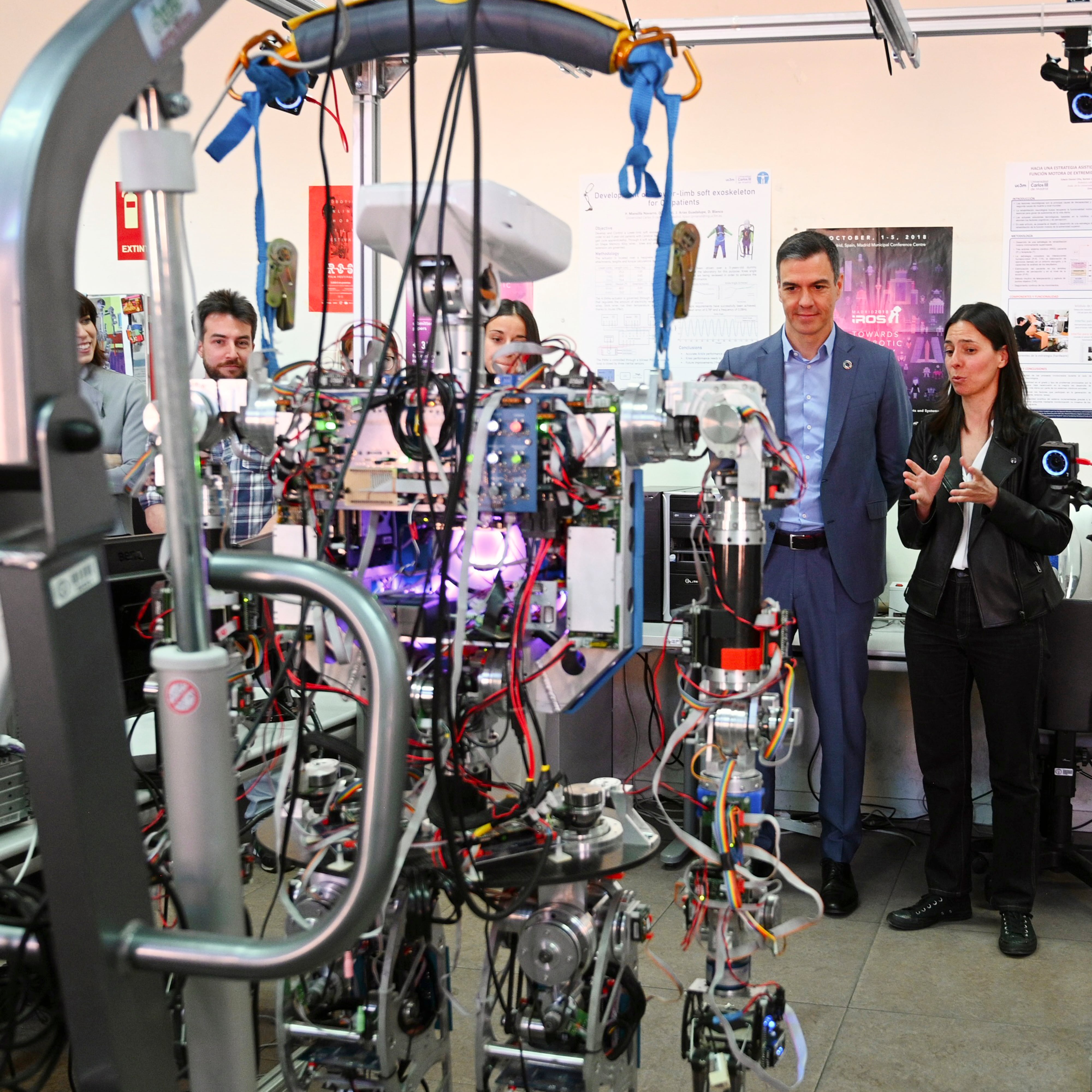 GETAFE (MADRID), 17/04/2023.- El presidente del Gobierno, Pedro Sánchez (d) durante su visita al grupo de investigación Robotics Lab de la Universidad Carlos III de Madrid, acompañado por la ministra de Ciencia e Innovación, Diana Morant (i) este lunes. EFE/Borja Puig de la Bellacasa/Moncloa POOL / SOLO USO EDITORIAL/SOLO DISPONIBLE PARA ILUSTRAR LA NOTICIA QUE ACOMPAÑA (CRÉDITO OBLIGATORIO)
