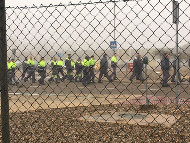 Trabajadores participando en la concentración de protesta, dentro de las instalaciones de Opel en Figueruelas 