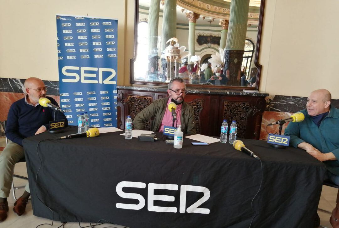 De izquierda a derecha, Pepe Anca, Paco García y Luis Chamorro, durante la tertulia de Cruz de Guía con el reflejo en el espejo del Casino de la Exposición del misterio de la Sentencia de la Macarena