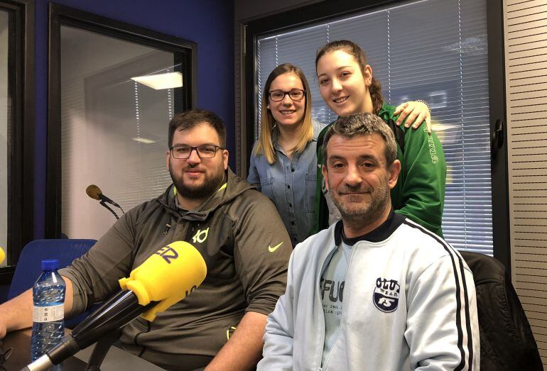 Vicente Guillán, de Cáritas nos cuenta este proyecto solidario junto a dos de las jugadoras del Cleba y su entrenador