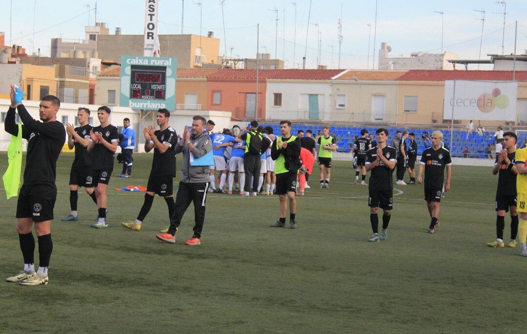 Jugadors de l&#039;Ontinyent 1931 saluden a l&#039;afició desplaçada a Burriana