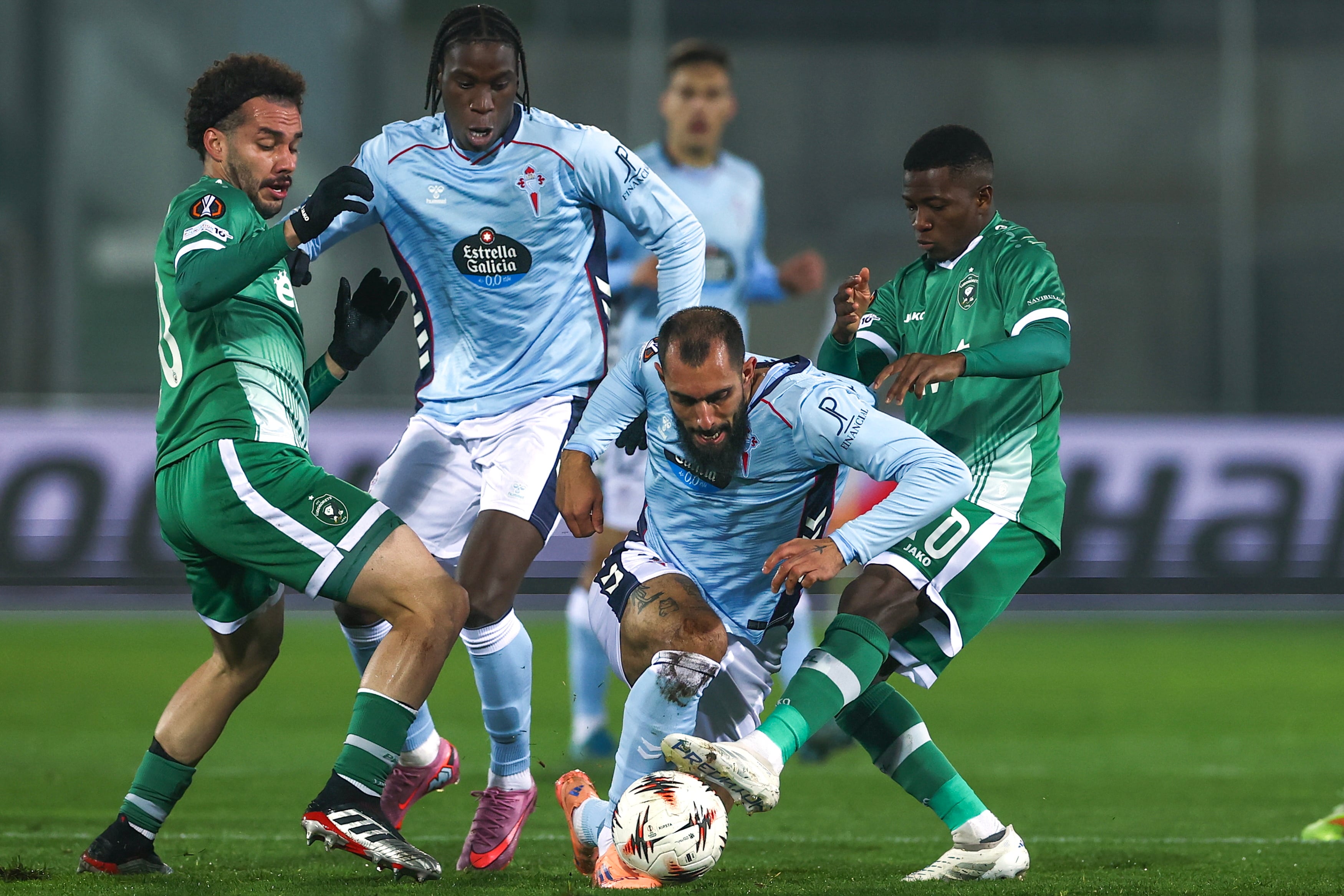 Razgrad (Bulgaria), 27/11/2025.- Celta's Borja Iglesias (C) in action against Ludogorets' Aguibou Camara (R) during the UEFA Europa League league phase match between PFC Ludogorets Razgrad and Celta Vigo in Razgrad, Bulgaria, 27 November 2025. EFE/EPA/BORISLAV TROSHEV