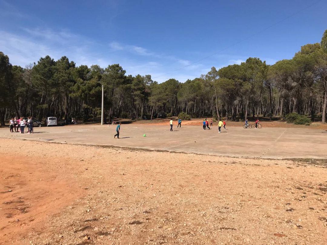 Los niños juegan en la explanada ubicada en el paraje de Las Reillas de Motilla del Palancar. 