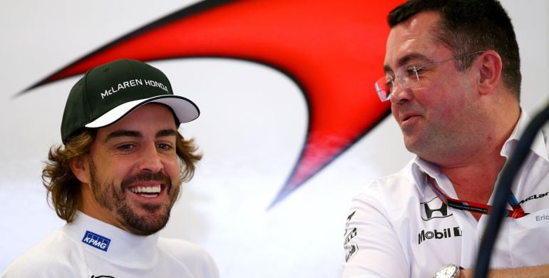 Fernando Alonso y Eric Boullier, durante la temporada 2015.